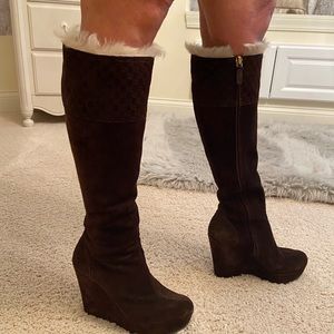 Women’s Brown Suede Vintage Gucci wedge boots US sz 5 with cream fur on inside